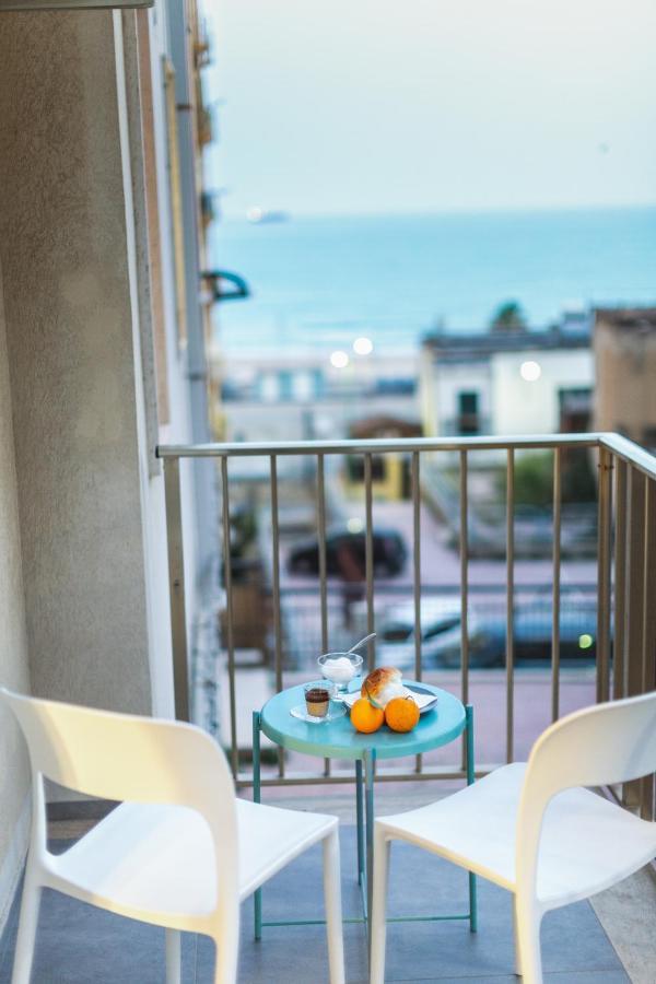 B&B A Due Passi Dal Mare ジェーラ エクステリア 写真